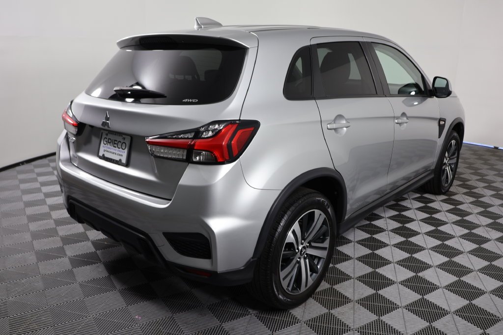 Used 2024  Mitsubishi 2.0 ES image 8