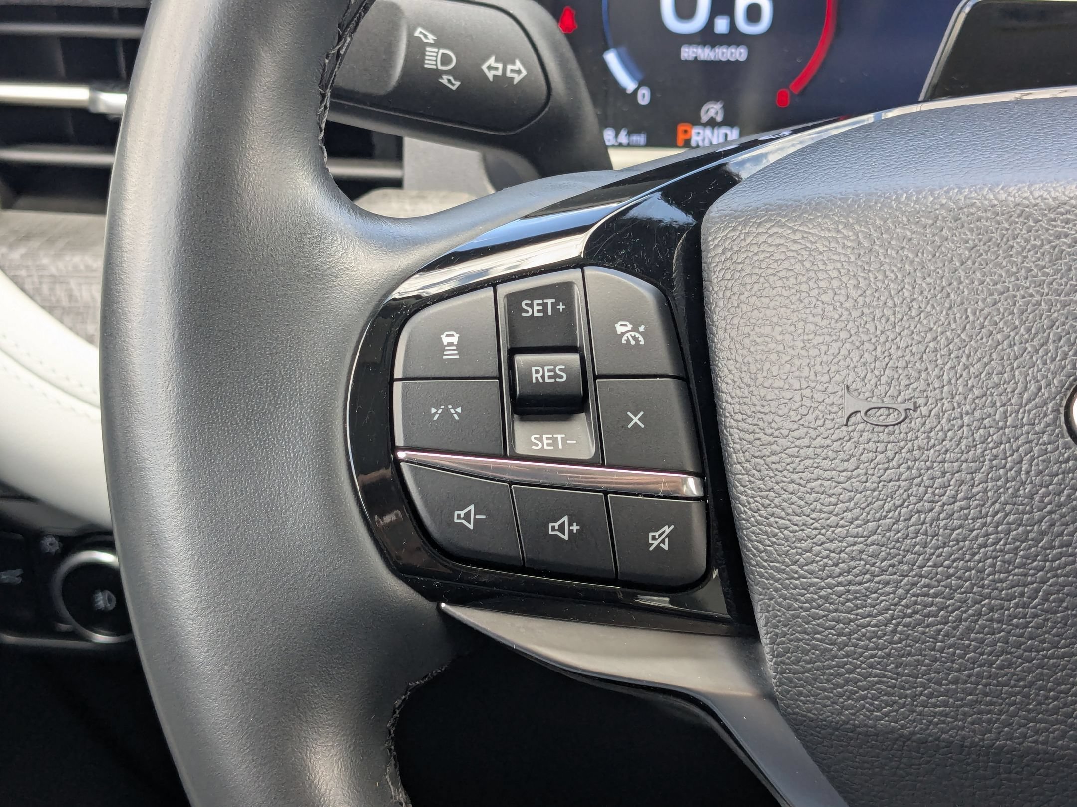 Used 2025 White Metallic Ford Platinum image 19
