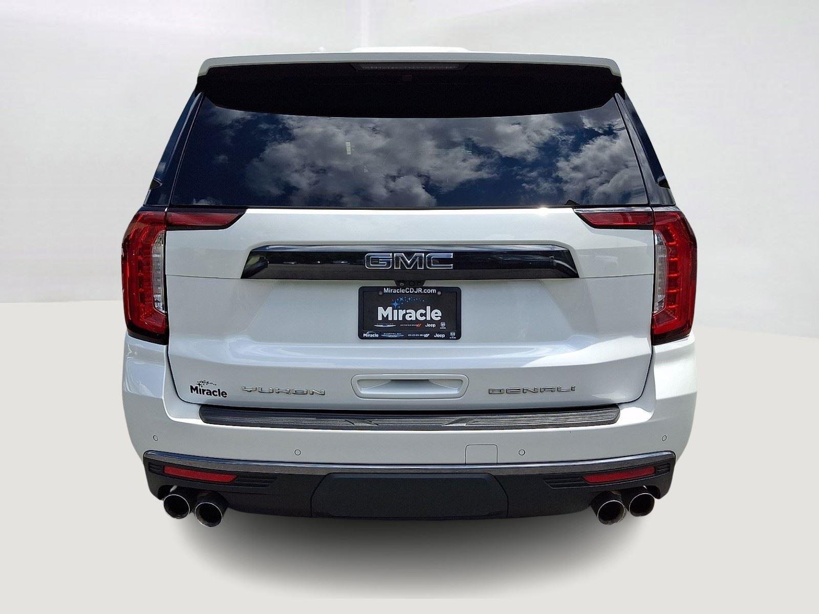 Used 2024 White Frost Tricoat GMC Denali Ultimate image 5
