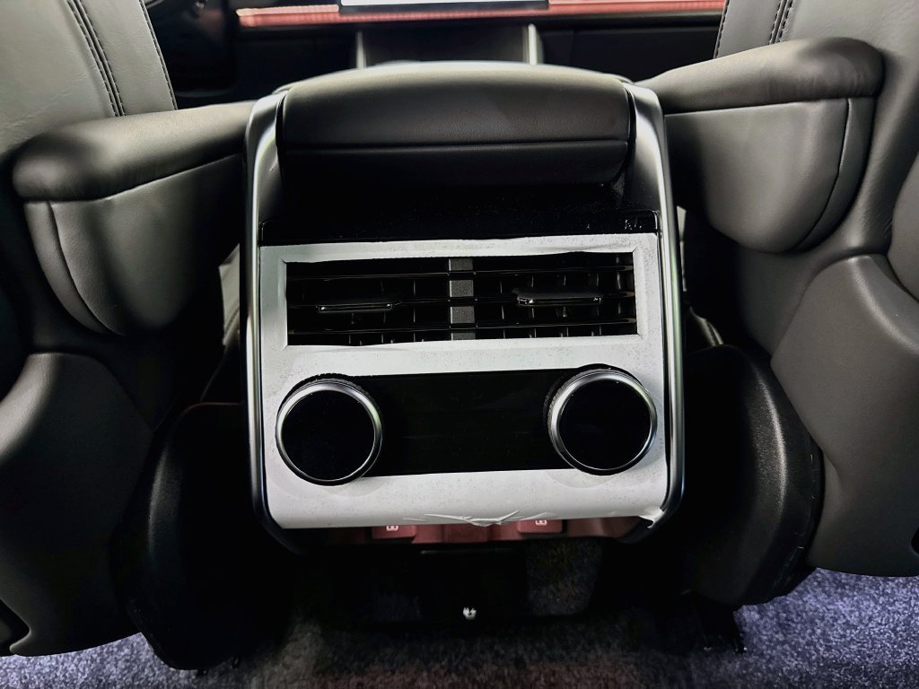 New 2027 Carpathian Grey Land Rover SE image 26