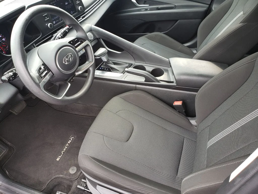Used 2023 Silver Hyundai SE image 9