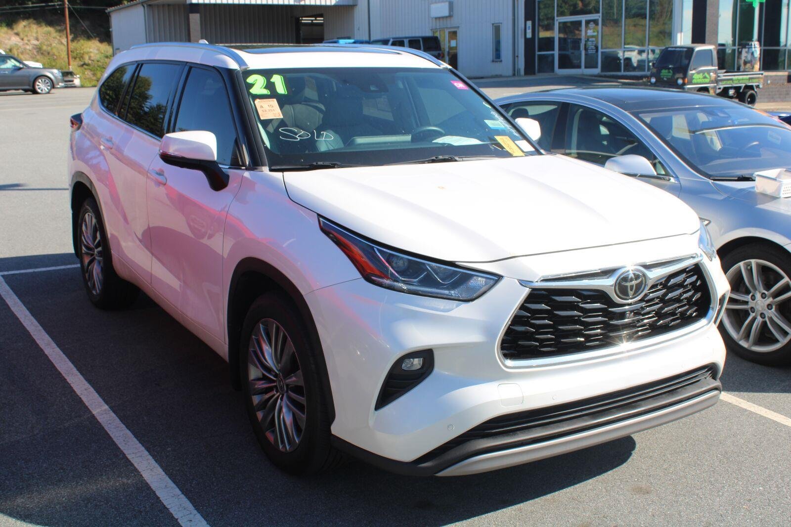 Used 2021 Blizzard Pearl Toyota Platinum image 3