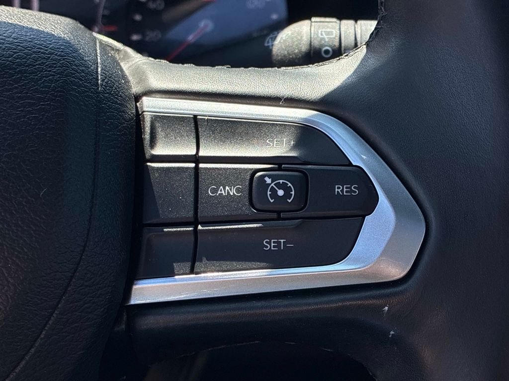 Used 2022 Silver Jeep Latitude image 26