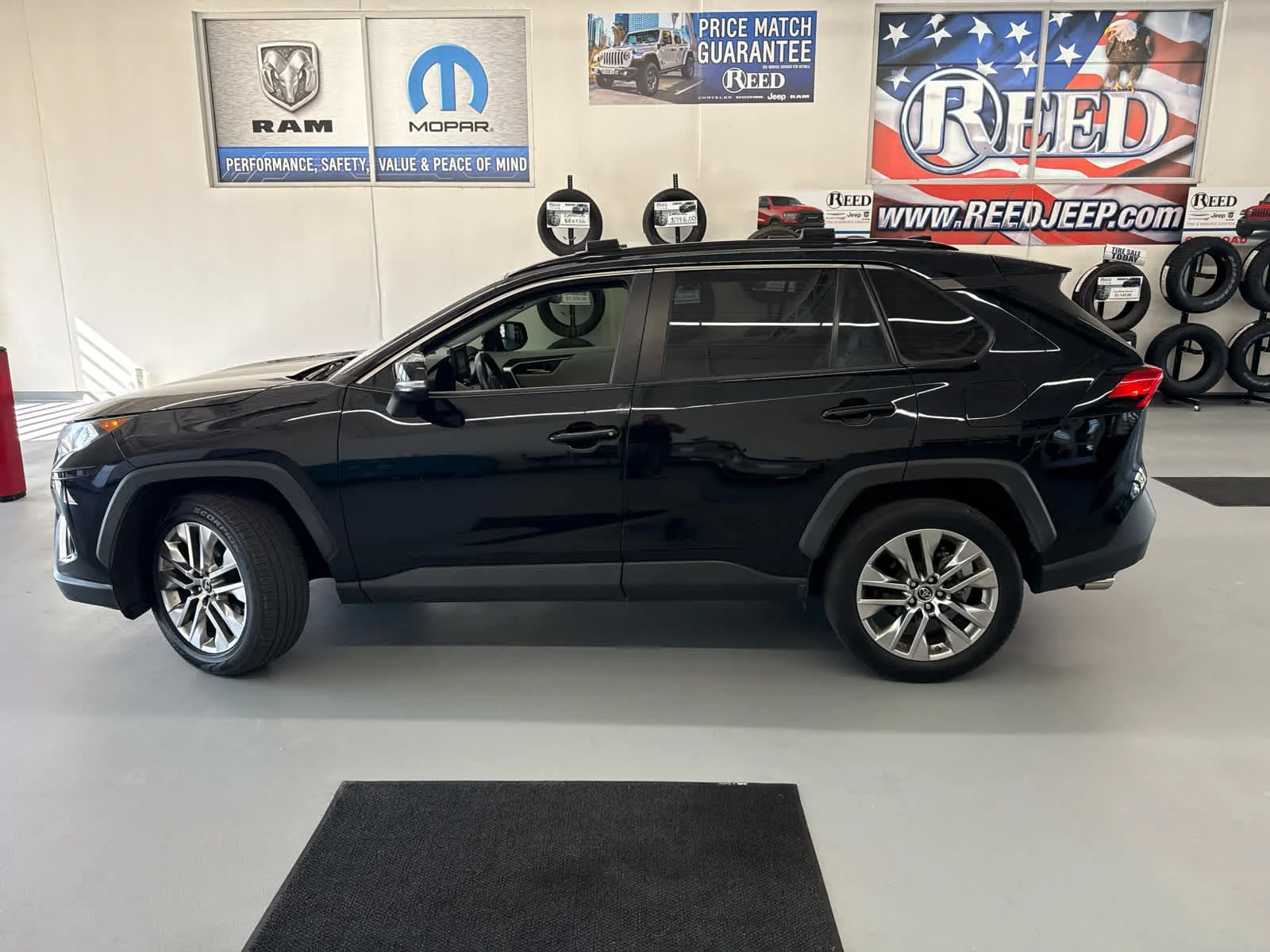 Used 2019 Midnight Black Metallic Toyota XLE Premium image 8