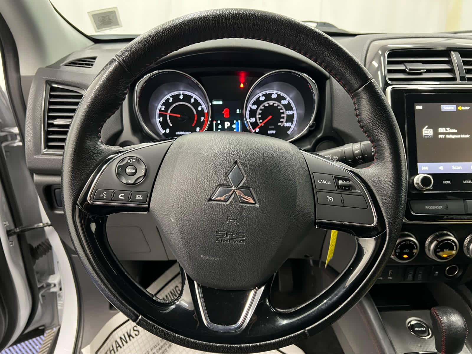 Used 2023 White Diamond Mitsubishi LE image 12