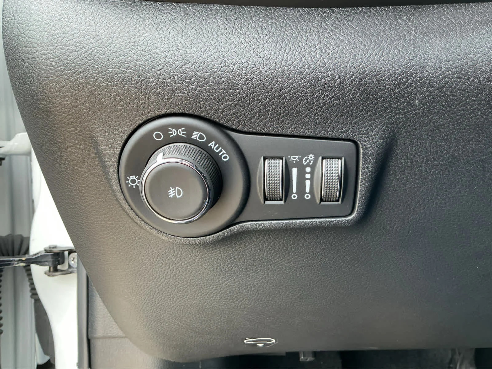 Certified Used 2025 Bright White Clearcoat Jeep Latitude image 24