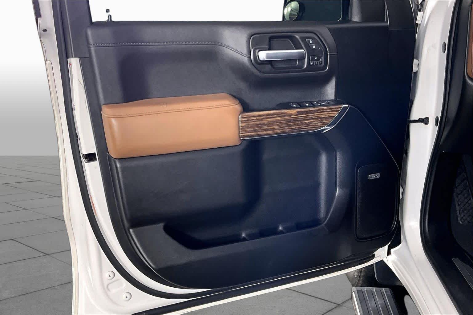 Used 2019 Iridescent Pearl Tricoat Chevrolet High Country image 21