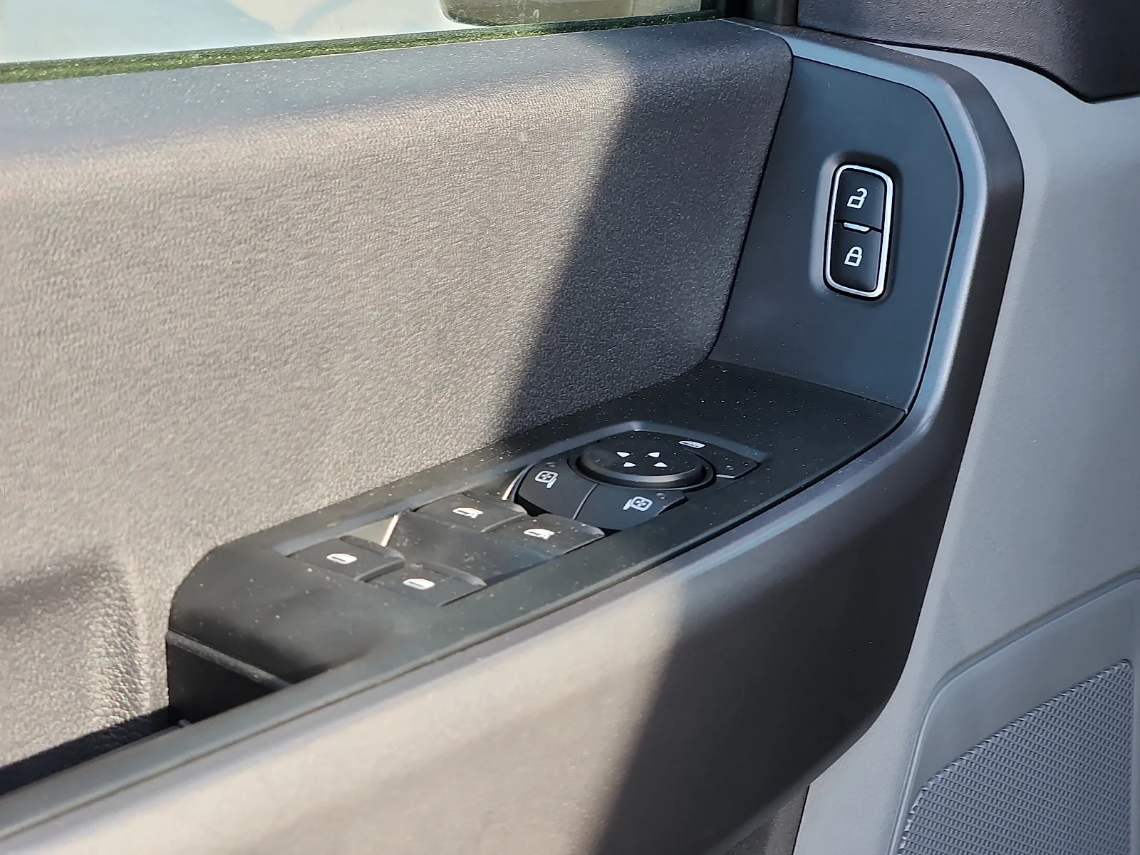 New 2027 Oxford White Ford XLT image 15