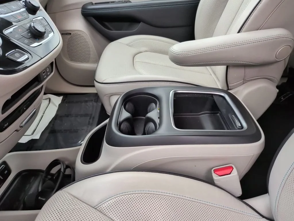 Used 2020 Gray Chrysler Limited image 20