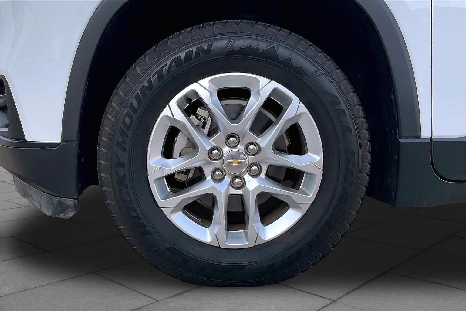 Used 2019 Summit White Chevrolet LS image 10