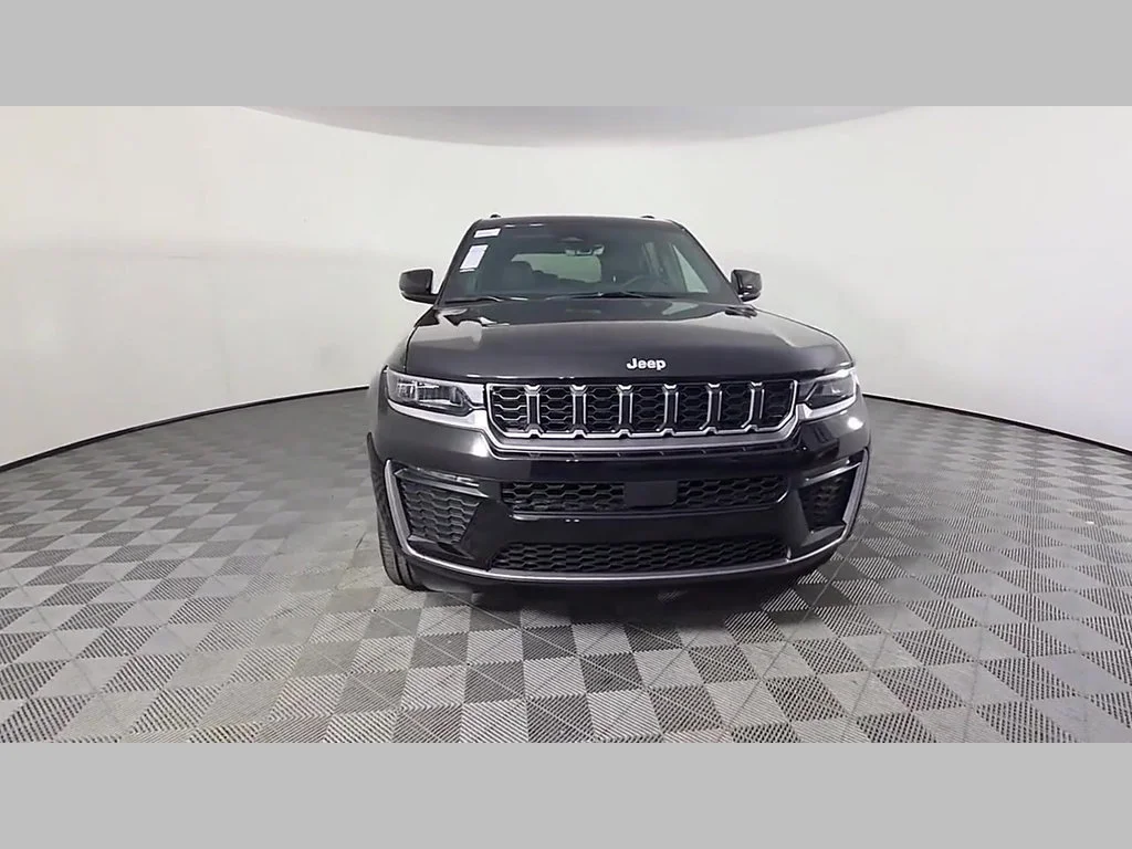 New 2026 Diamond Black Crystal Pearl-Coat Exterior Paint Jeep Limited image 36
