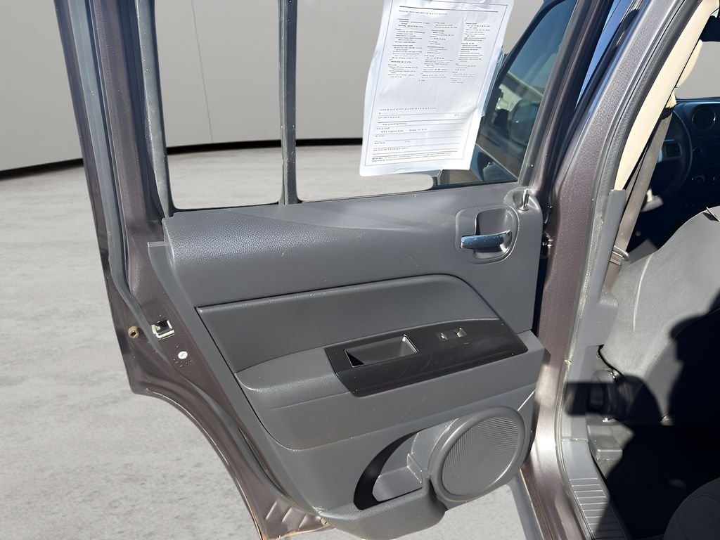 Used 2015 Granite Crystal Metallic Clearcoat Jeep Latitude image 16