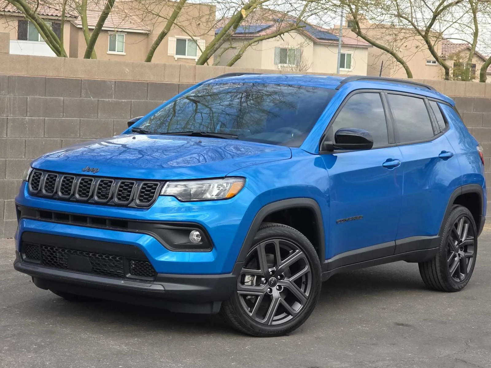 New 2026 Hydro Blue Pearl-Coat Exterior Paint Jeep Latitude image 31