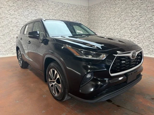 Used 2021 Black Toyota XLE image 9