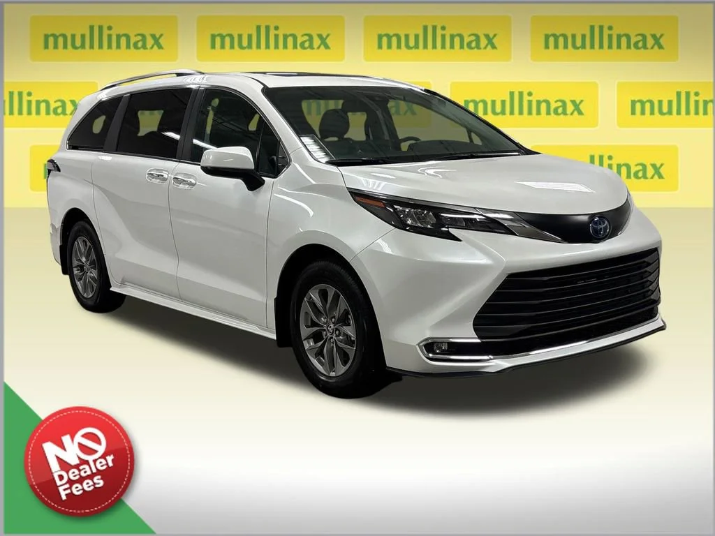 2024 Toyota Sienna XLE 7-Passenger Hybrid FWD's photo
