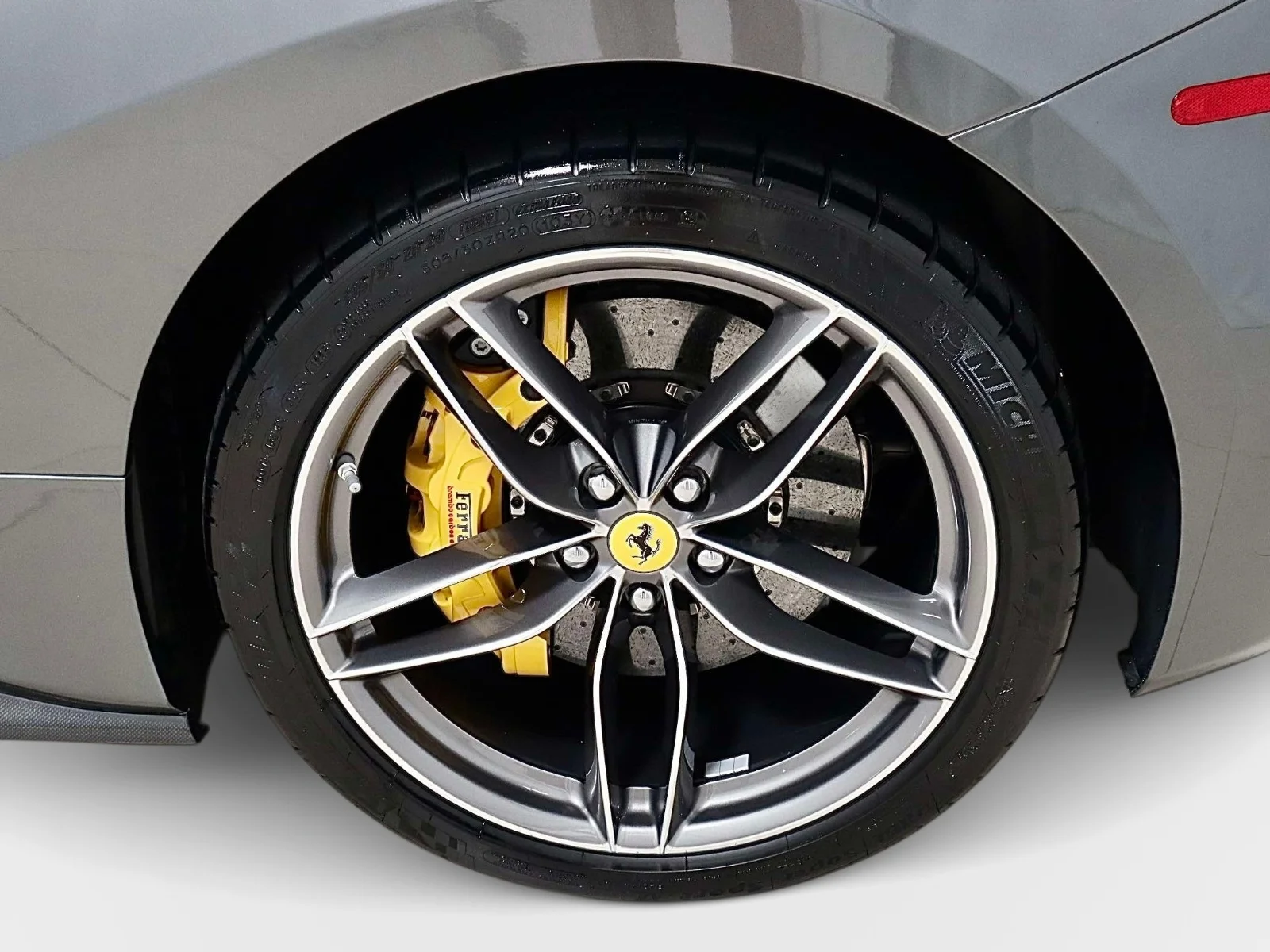 Used 2018 Grigio Silverstone Metallic Ferrari Convertible image 9