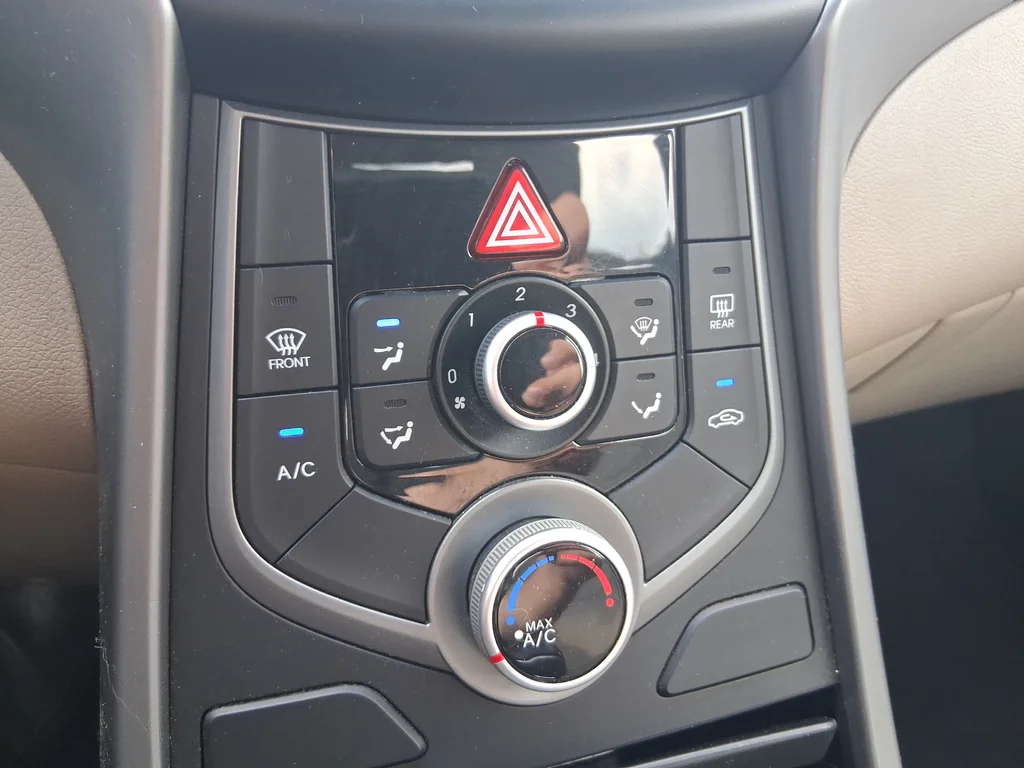 Used 2015 White Hyundai SE image 21