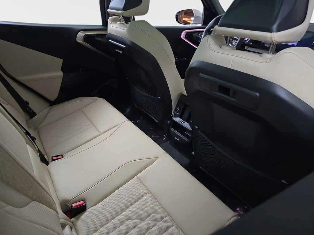 Used 2025 Mineral White Metallic BMW 30 xDrive image 13