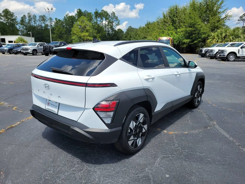 Used 2025 White Hyundai SEL image 5