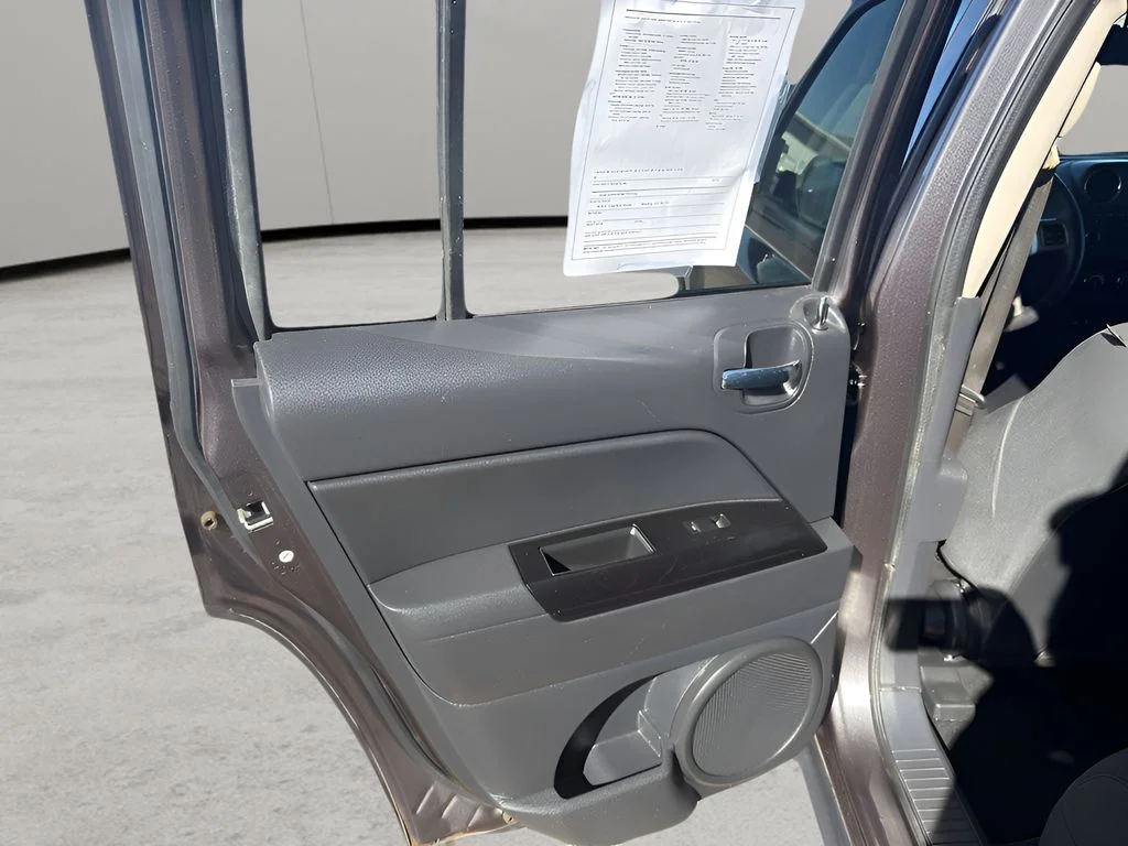 Used 2015 Granite Crystal Metallic Clearcoat Jeep Latitude image 16