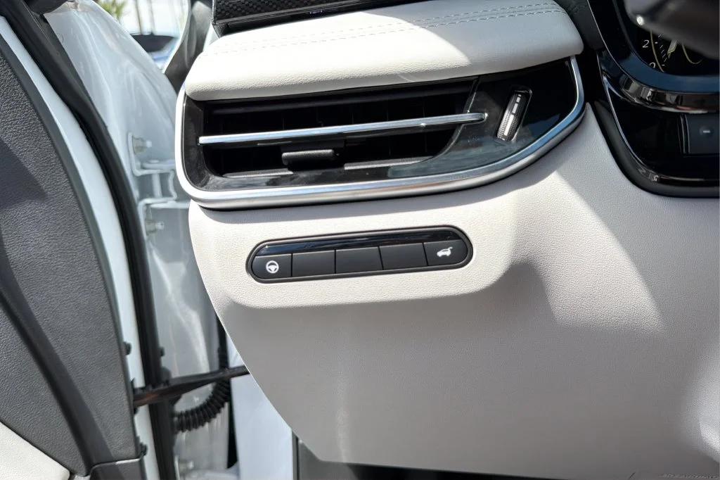 New 2027 2T RAD WHT INFINITI Sport AWD image 28