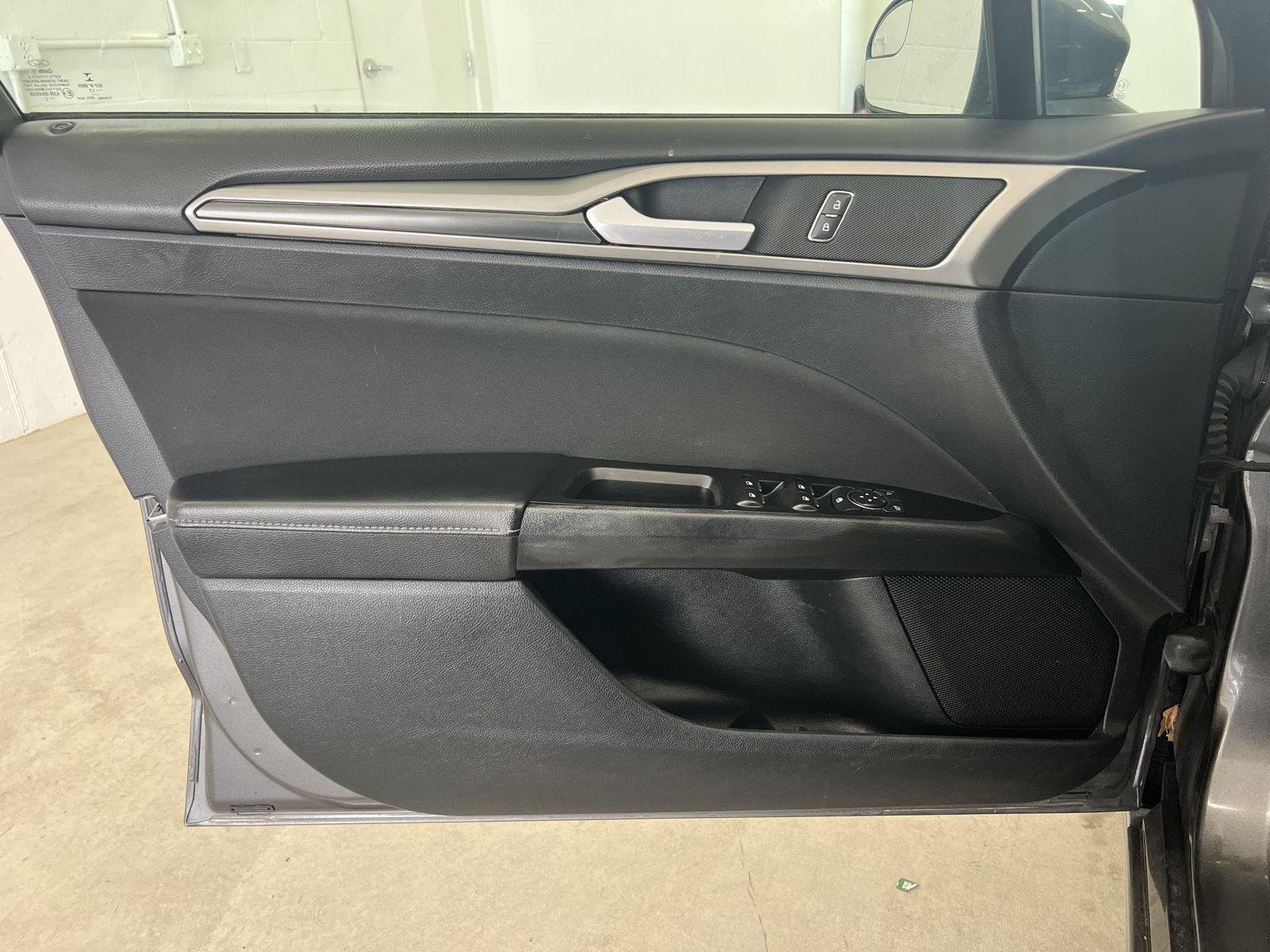 Used 2017 Magnetic Ford SE image 11