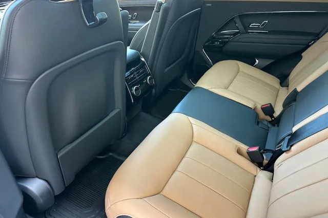 New 2026 Santorini Black Land Rover Dynamic SE image 11