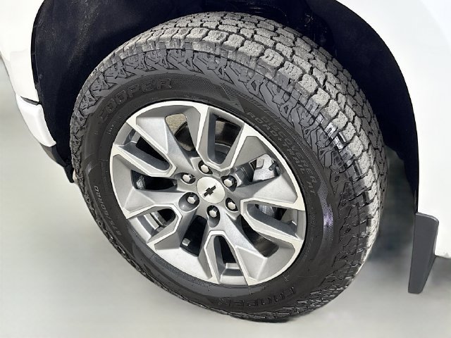 Used 2022 Iridescent Pearl Tricoat Chevrolet RST image 32