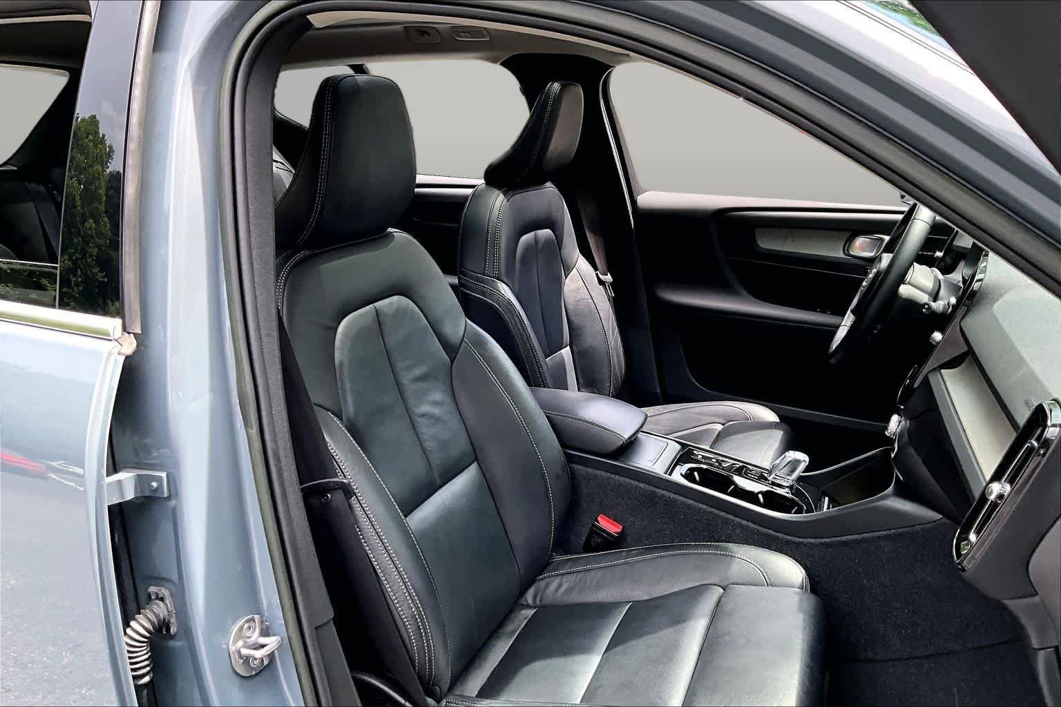 Used 2023  Volvo Plus Bright Theme image 9