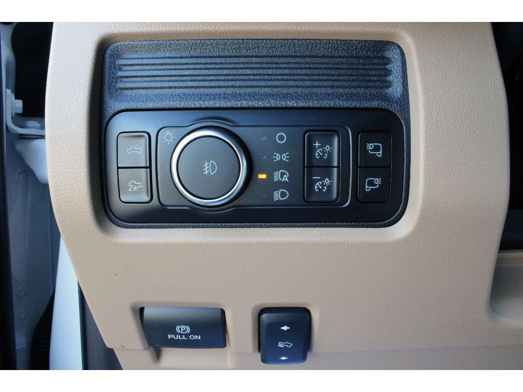 New 2026 Oxford White Ford LARIAT image 4