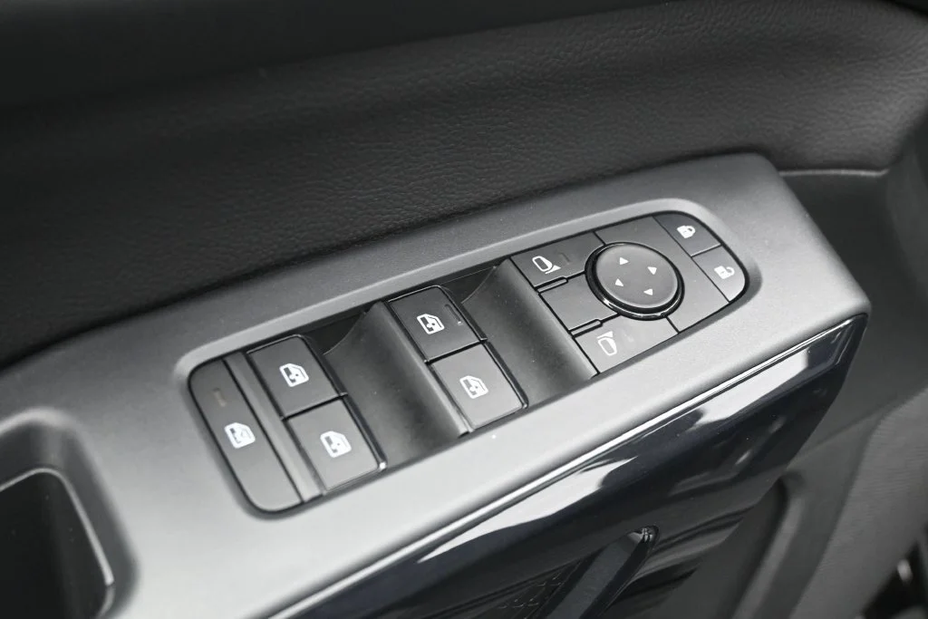 Used 2025 Super Black Nissan SV image 21