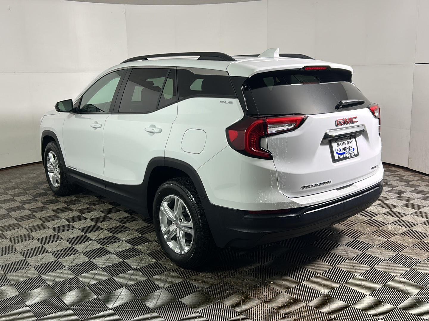 Used 2024 Summit White GMC SLE image 9