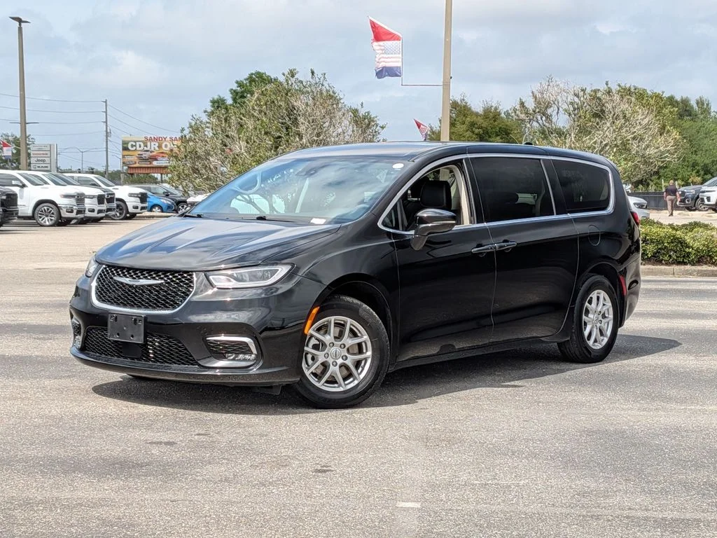 2024 Chrysler Pacifica Touring L's photo