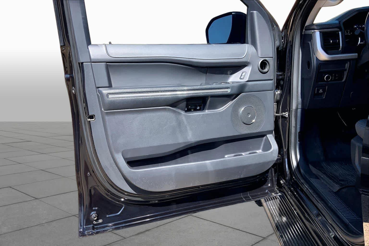 Used 2011 White Diamond Tricoat Chevrolet LTZ image 21