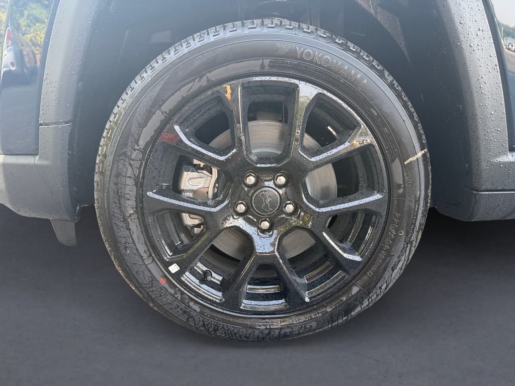 New 2026 Fathom Blue Pearl-Coat Exterior Paint Jeep Latitude image 10