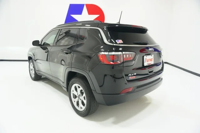 Used 2025 Diamond Black Crystal Pearlcoat Jeep Latitude image 11