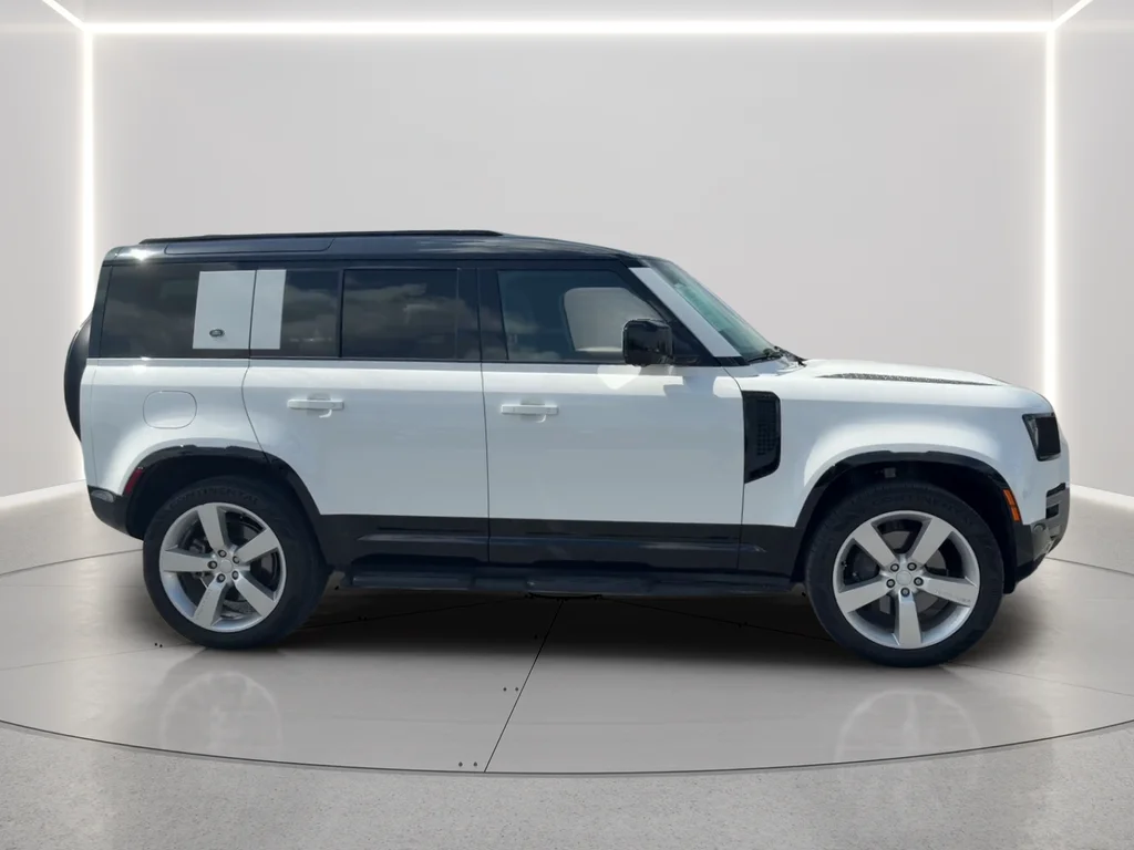 Used 2024  Land Rover X-Dynamic SE image 4