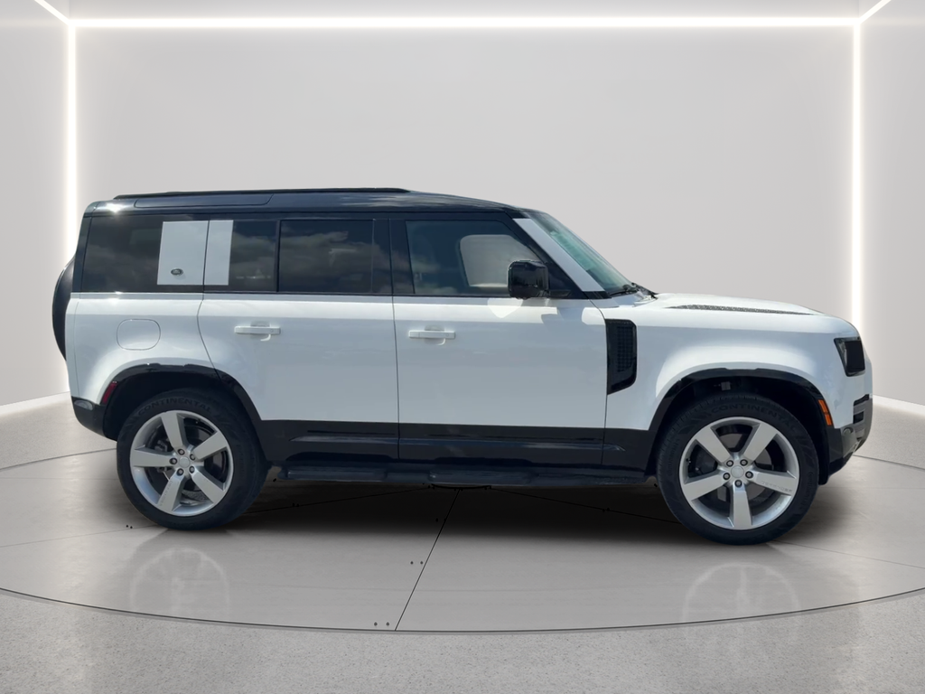 Used 2024 Fuji White Land Rover X-Dynamic SE image 4