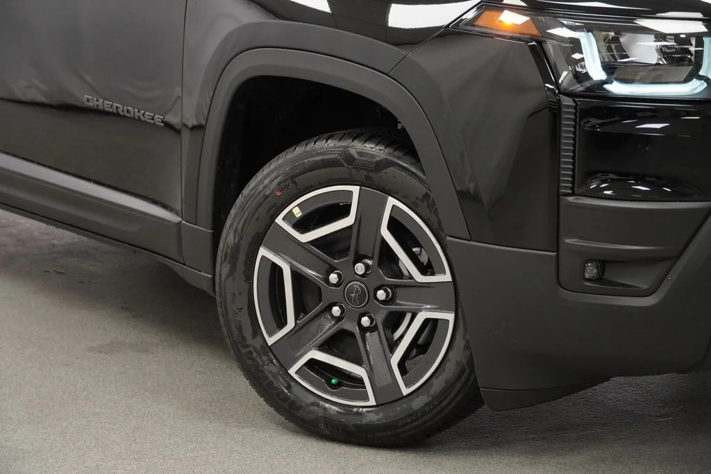 New 2026 Diamond Black Crystal Pearl-Coat Exterior Paint Jeep Limited image 4