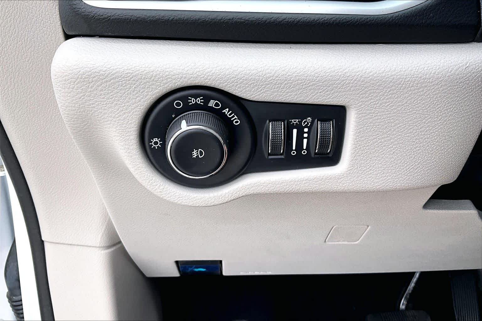 Used 2024 Bright White Clearcoat Chrysler Touring L image 33