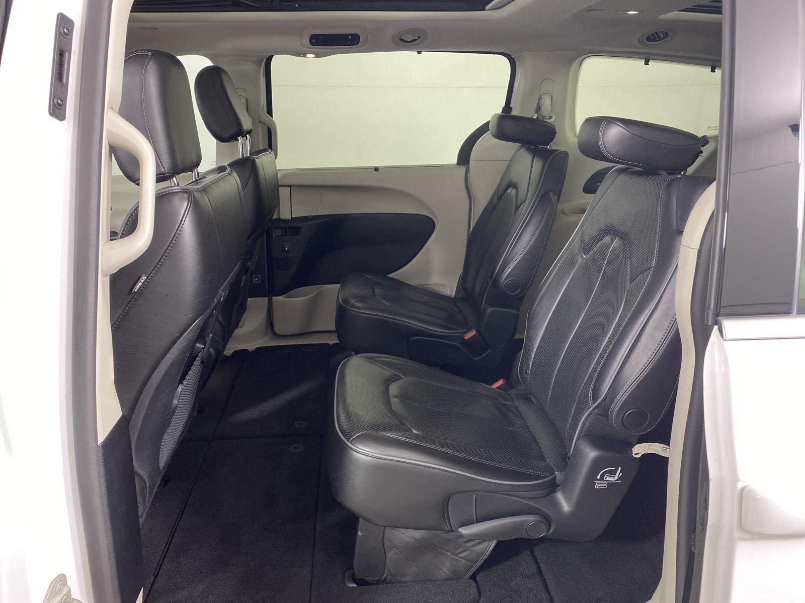 Used 2019 Bright White Clearcoat Chrysler Limited image 11