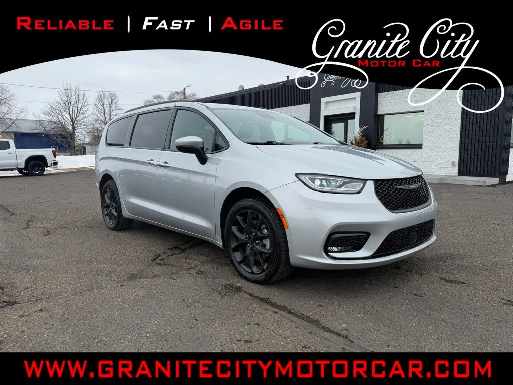 2023 Chrysler Pacifica Touring L AWD's photo