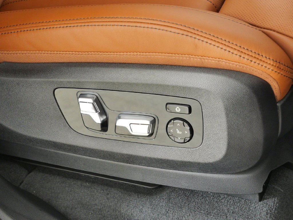 Used 2027 Red BMW xDrive40i image 23