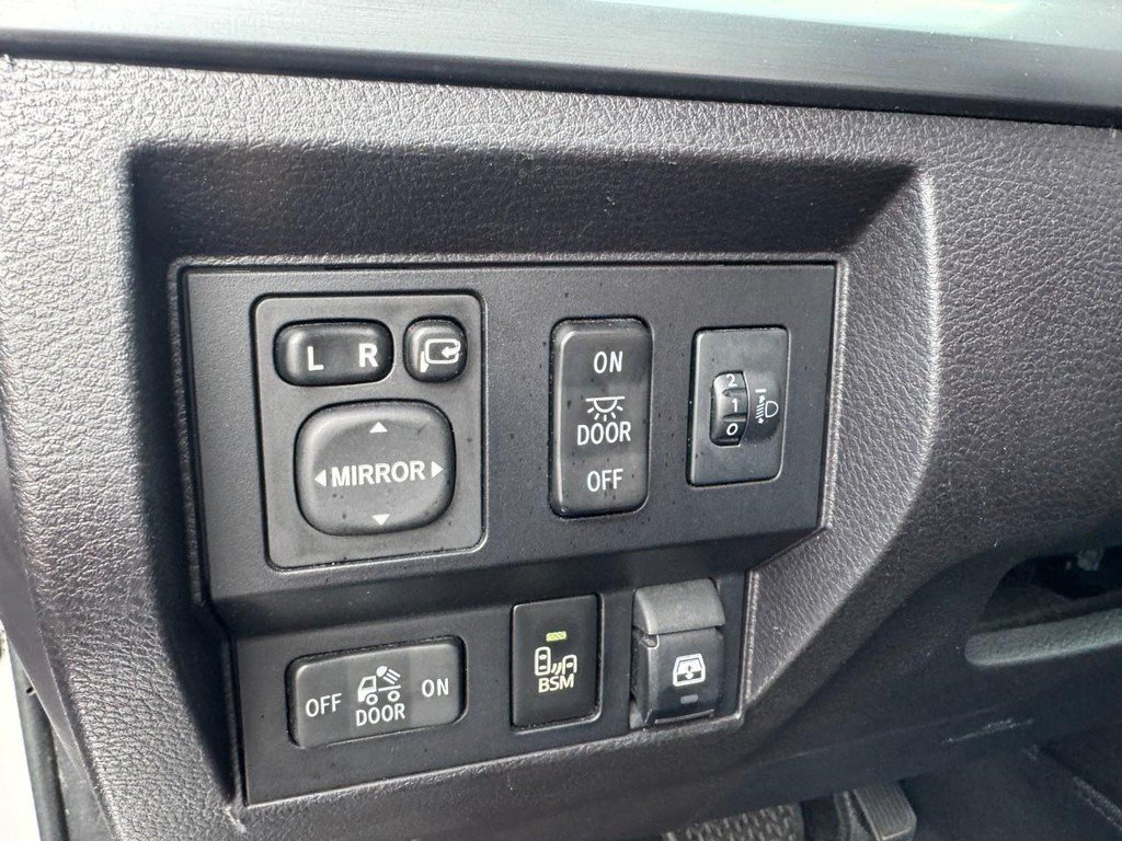 Used 2016  Toyota Platinum image 21