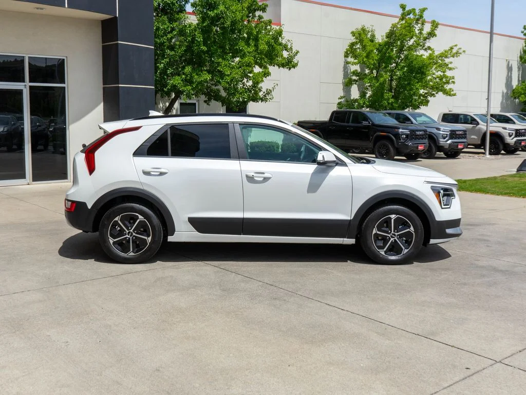 New 2026 Snow White Pearl Kia EX image 8