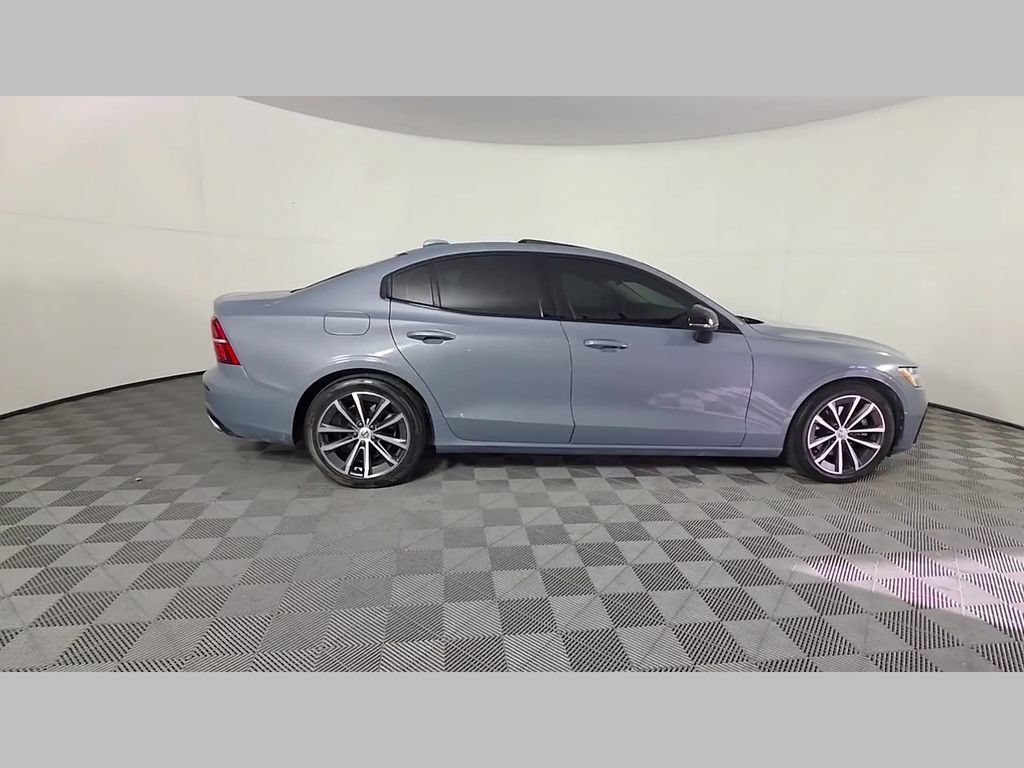 Certified Used 2022 Gray Volvo Momentum image 38