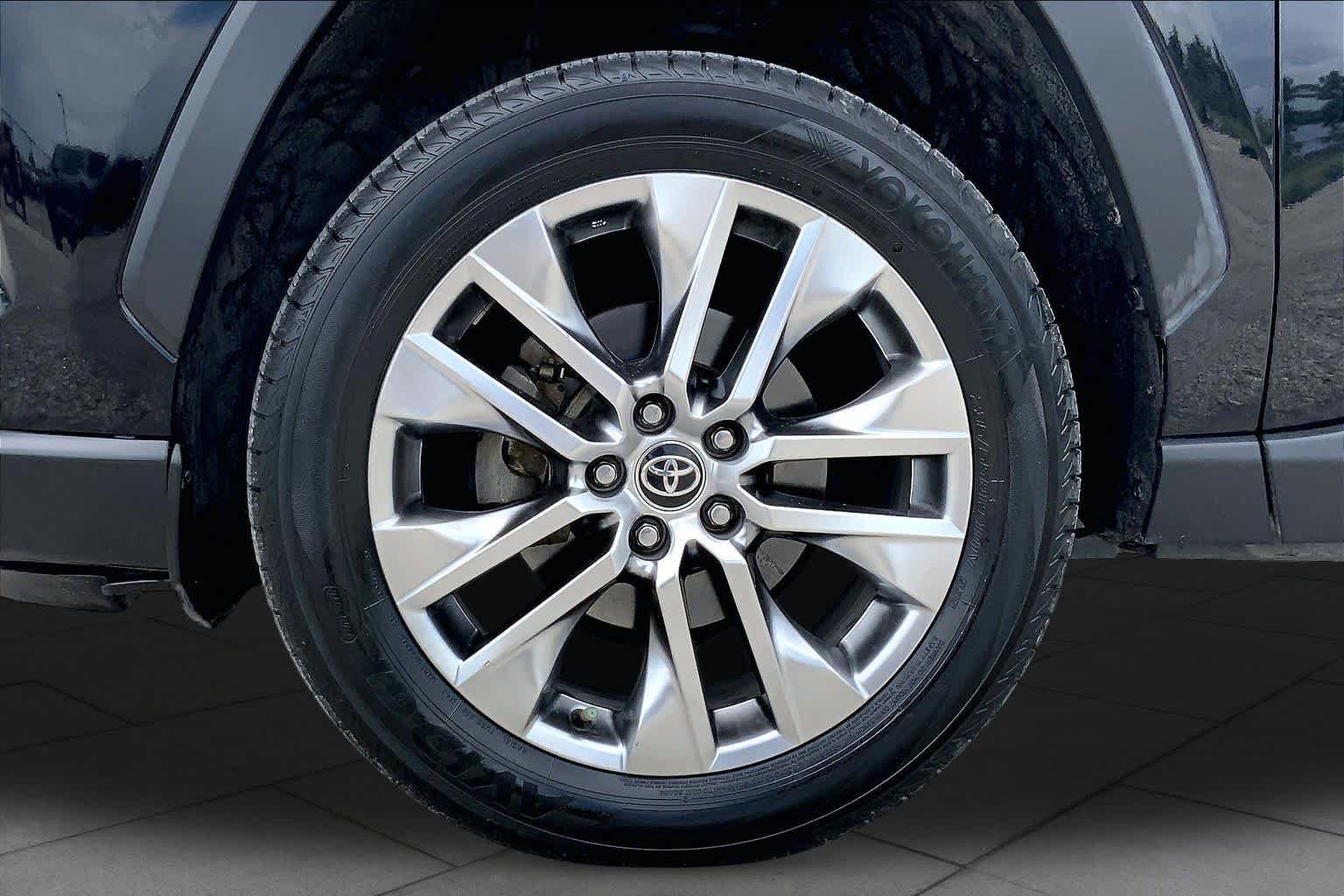 Used 2021 Midnight Black Metallic Toyota XLE Premium image 11