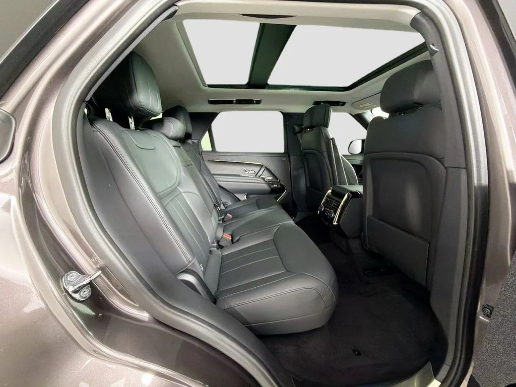 Used 2024  Land Rover Dynamic SE image 29