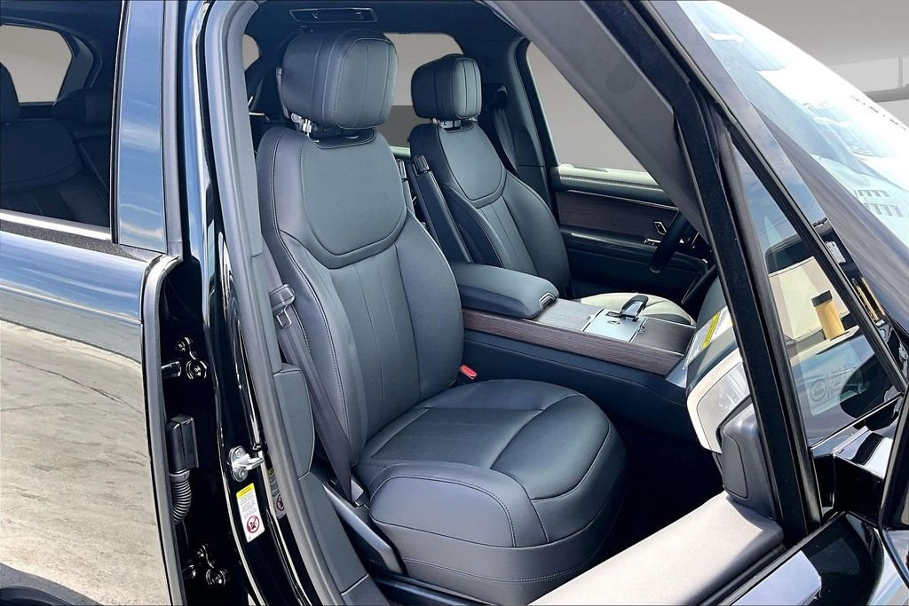 New 2026 SANTORINI BLACK Land Rover SE image 11