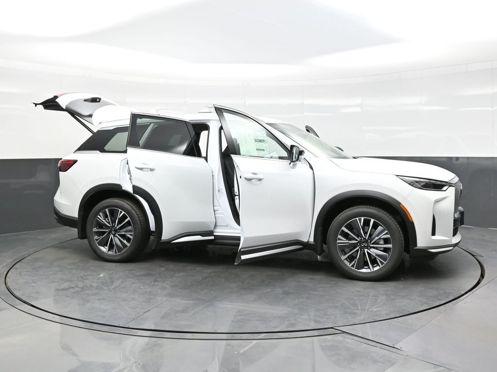 Used 2026 White INFINITI LUXE image 46